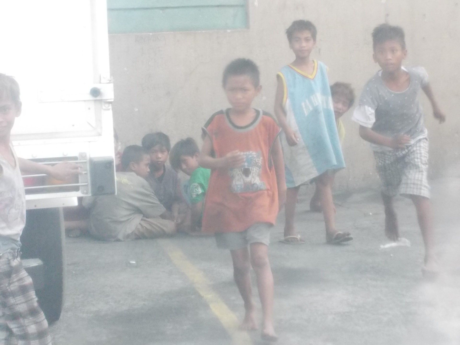 Auf dem Bild sind mehrere Straßenkinder zu sehen.